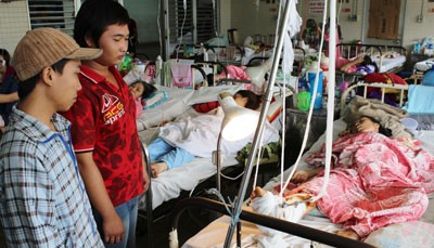 Young traffic violators watching patients in Cho Ray Hospital (Photo: SGGP)
